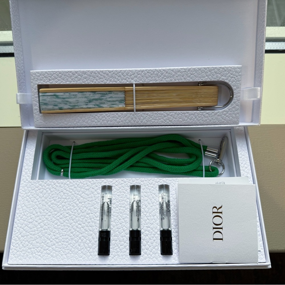 Dior Parfums Folding Fan Lucky Green Strap Mini Sensu Novelty - Picture 5 of 6